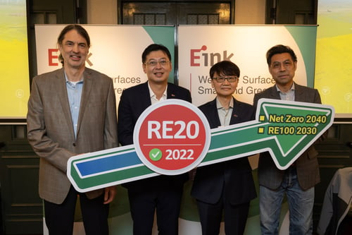 E Ink元太科技宣布提前於2022年達成RE20,成為第一家達成RE20的顯示器公司。左起E Ink美國商務發展營運長Paul Apen, ...
